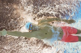 IM电竞体育-莱万多夫斯基在曼联比赛中败北，赛况扑朔迷离引发热议！